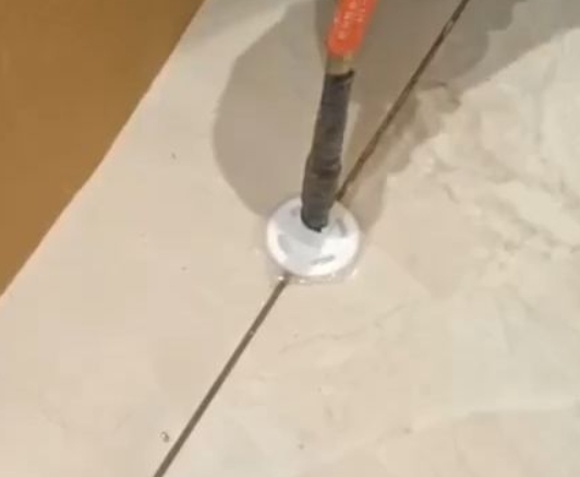 扎赉诺尔瓷砖空鼓维修公司专业解答瓷砖在铺贴过程中，如果没有涂抹均匀到位的粘结材料（如水泥砂浆或瓷砖胶），可能会导致以下问题